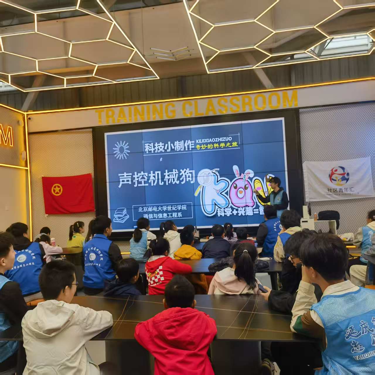 C:\Users\zhiqi\Desktop\新闻拟用\志愿者为同学们讲解科普知识.jpg